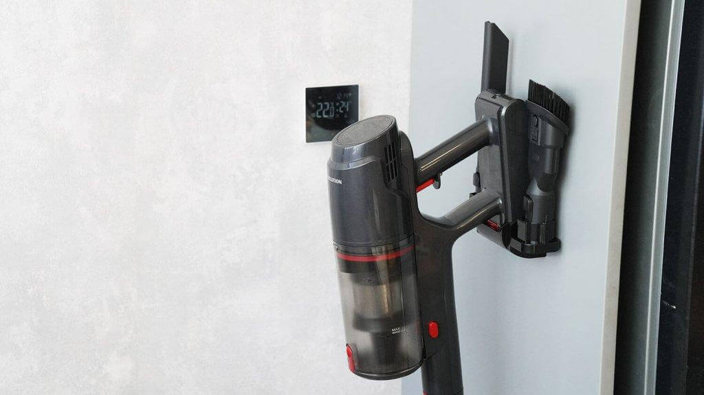 EVOLUTION Smart Clean VCF2712M: Хранение пылесоса и насадок на держателе