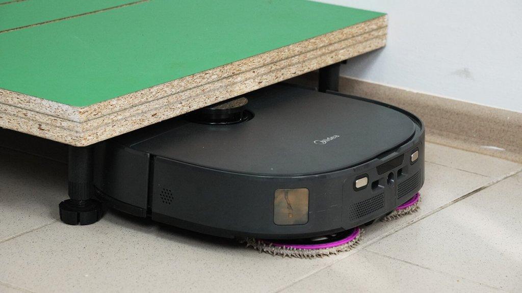 Midea VCR V15 Pro Ultra: Проезд под низкой мебелью