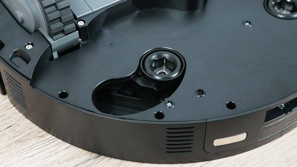 Roborock Saros Z70: Механизм выезда держателя к краю