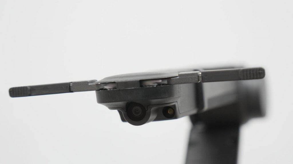 Roborock Saros Z70: Камера с подсветкой в руке