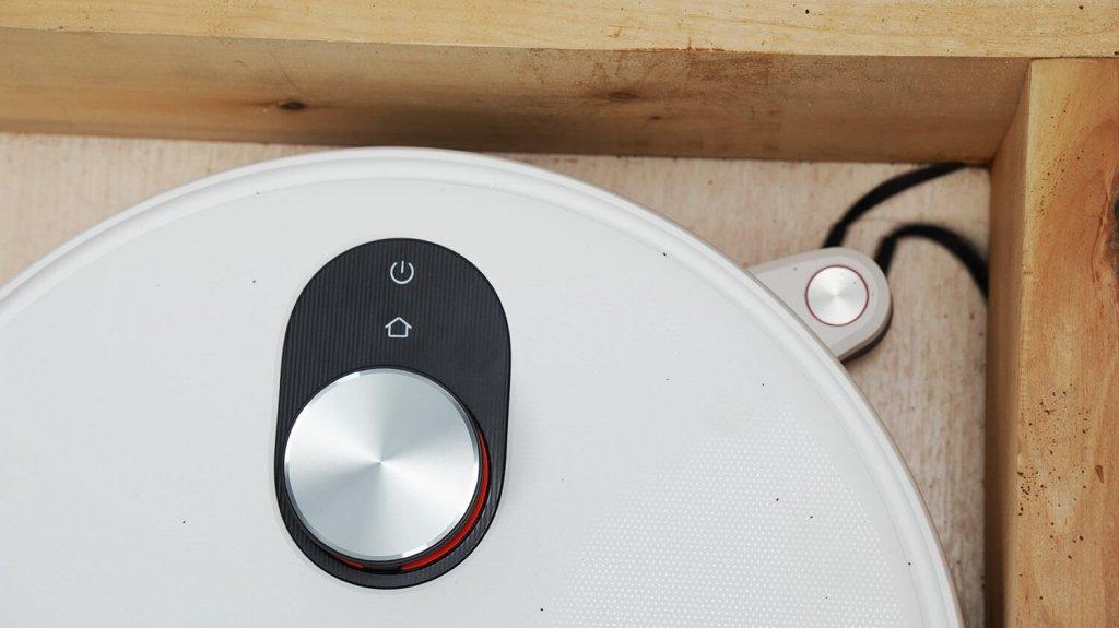 Xiaomi Mijia M40s: Выметание мусора в углах