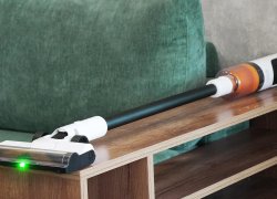 Deerma T10W: бюджетный вертикальный пылесос с подсветкой и тремя насадками