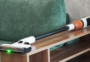 Deerma T10W: бюджетный вертикальный пылесос с подсветкой и тремя насадками