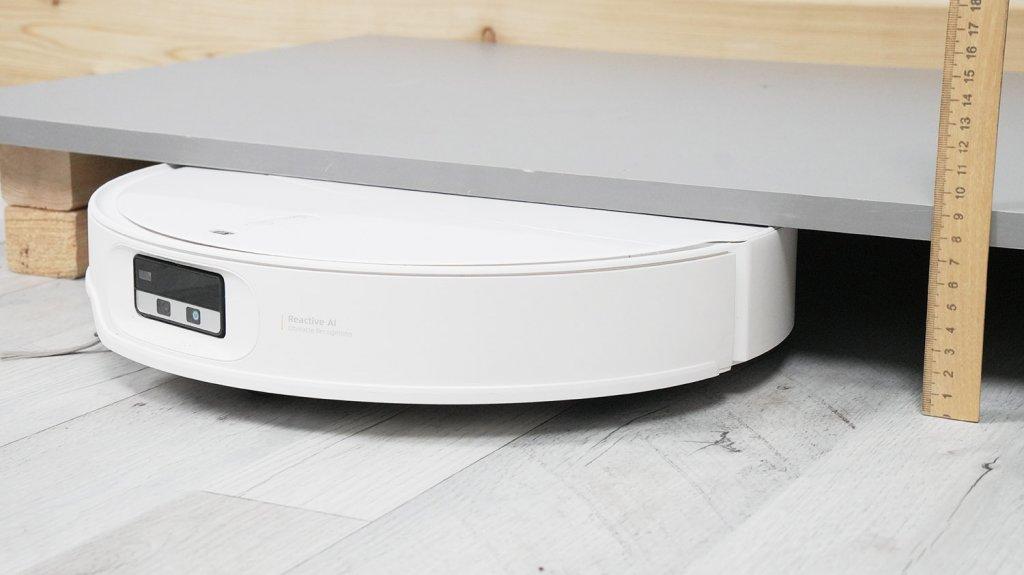 Roborock Qrevo CurvX: Проезд под низкой мебелью