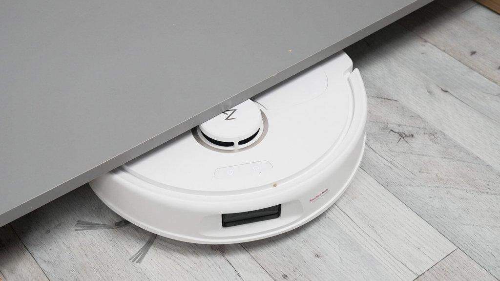 Roborock Qrevo C: Проезд под низкой мебелью