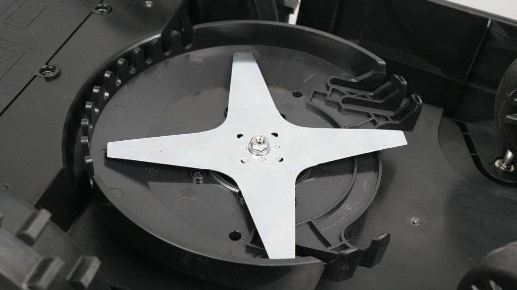 Robokos RM600i: Диск с цельнометаллическим ножом