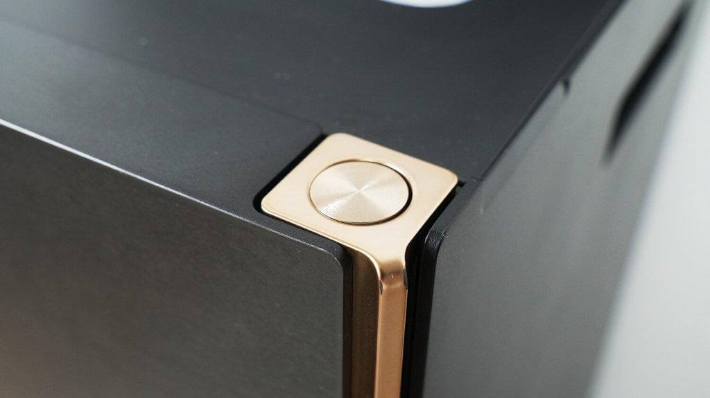 Dreame Matrix10 Ultra: Кнопка открытия двери